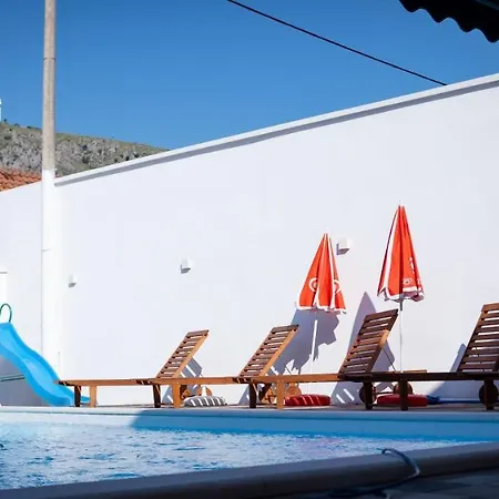 펜션 Uptown 모스타르